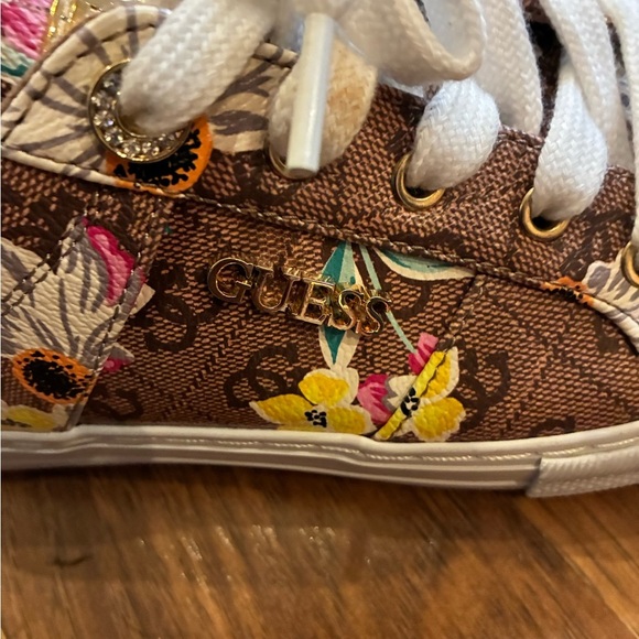GUESS Women's Loven Sneaker Floral Size 7 1/2 M New without box - Picture 2 of 6
